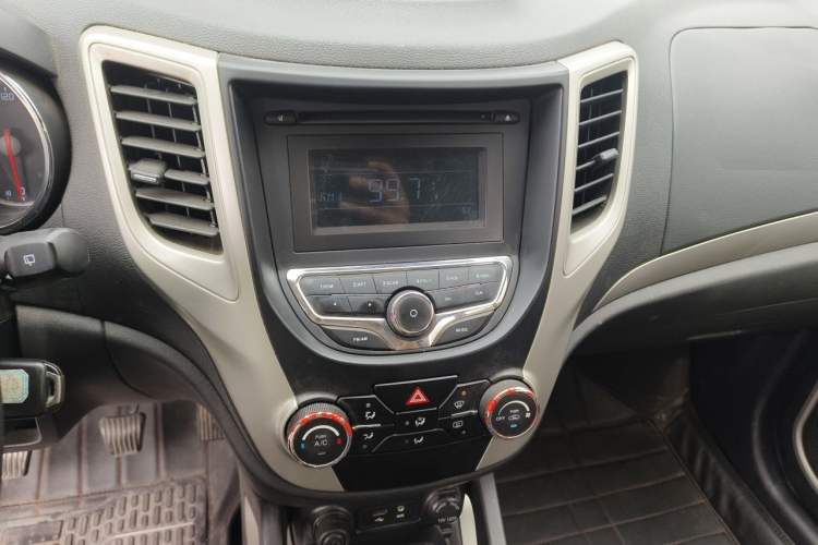 Used CHANGAN CS35 2014 1.6L Manual Luxury Model China IV Standard Audio And AC Panel