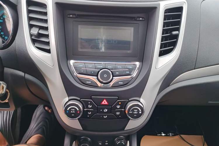 Used CHANGAN CS35 2014 1.6L Manual Luxury Model China IV Standard Audio And AC Panel