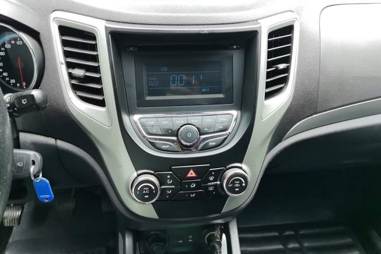 Used CHANGAN CS35 2014 1.6L Manual Luxury Model China V Standard Audio And AC Panel