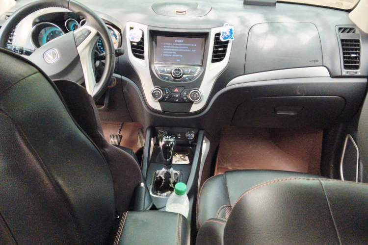 Used CHANGAN CS35 2014 1.6L Manual Luxury Model China IV Standard Center Console