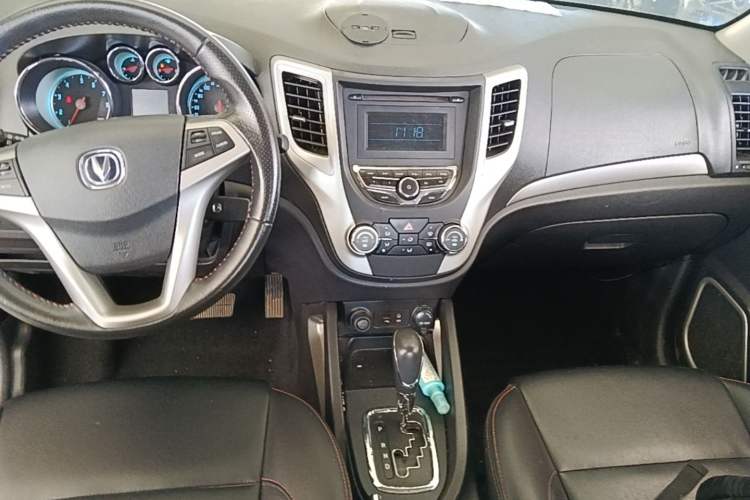 Used CHANGAN CS35 2014 1.6L Automatic Luxury Model China IV Standard Center Console