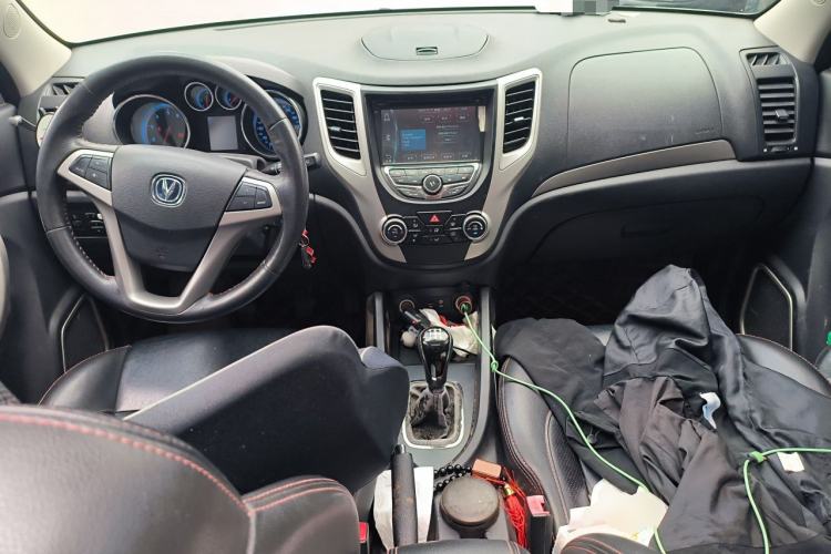 Used CHANGAN CS35 2014 1.6L Manual Luxury Model China IV Standard Center Console