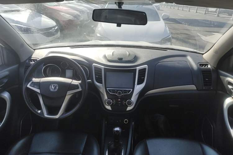 Used CHANGAN CS35 2014 1.6L Manual Luxury Model China IV Standard Center Console