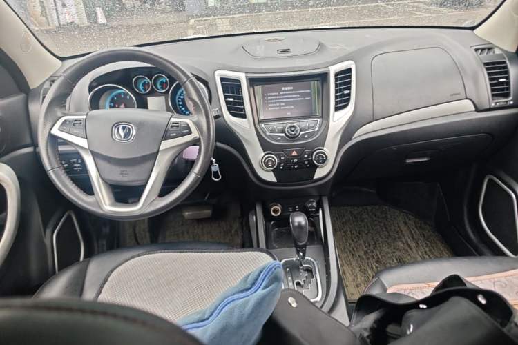 Used CHANGAN CS35 2014 1.6L Automatic Luxury Model China IV Standard Center Console
