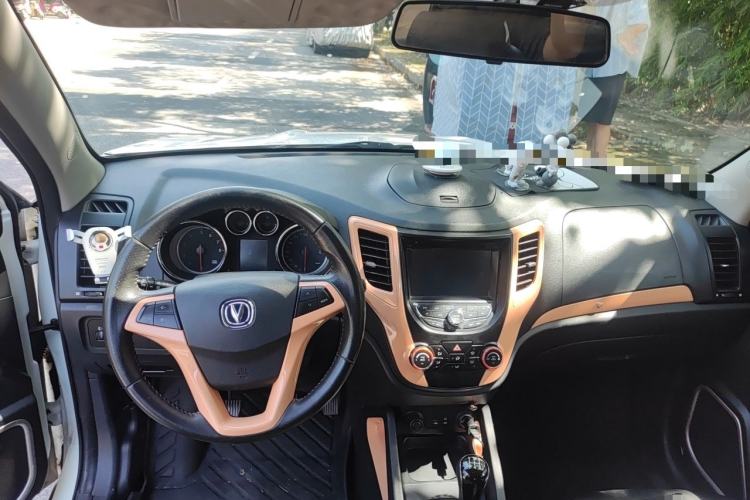 Used CHANGAN CS35 2014 1.6L Manual Luxury Model China IV Standard Center Console