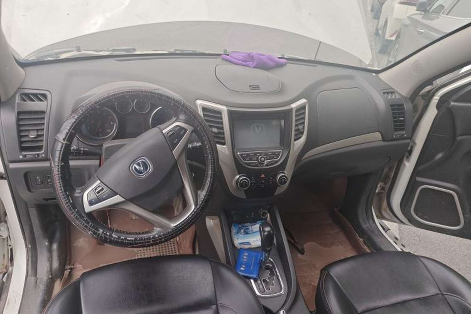 Used CHANGAN CS35 2014 1.6L Automatic Luxury Navigation Model China IV Standard Center Console