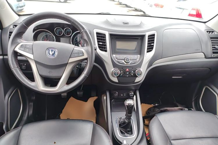 Used CHANGAN CS35 2014 1.6L Manual Luxury Model China IV Standard Center Console