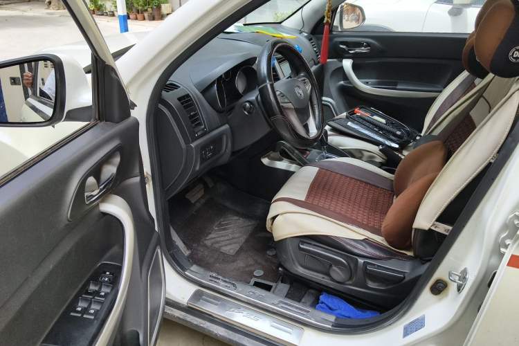 Used CHANGAN CS35 2014 1.6L Automatic Luxury Model China IV Standard Driver Seat