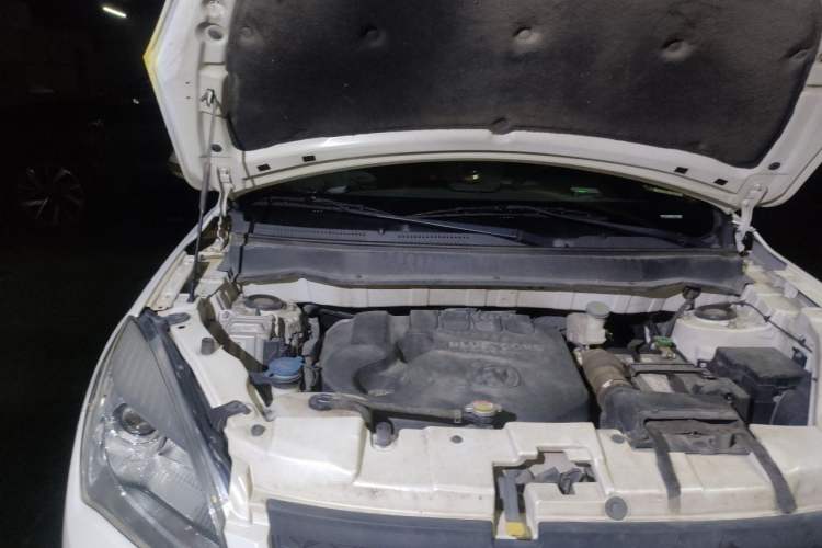 Used CHANGAN CS35 2014 1.6L Automatic Luxury Navigation Model China IV Standard Engine Bay Right