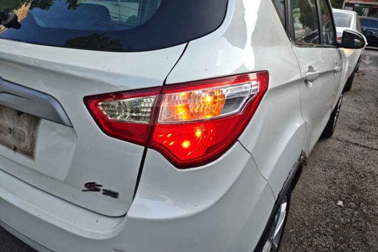 Used CHANGAN CS35 2014 1.6L Manual Luxury Model China IV Standard Exterior 3
