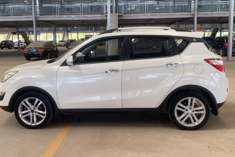 Used CHANGAN CS35 2014 1.6L Automatic Luxury Navigation Model China IV Standard Exterior 4