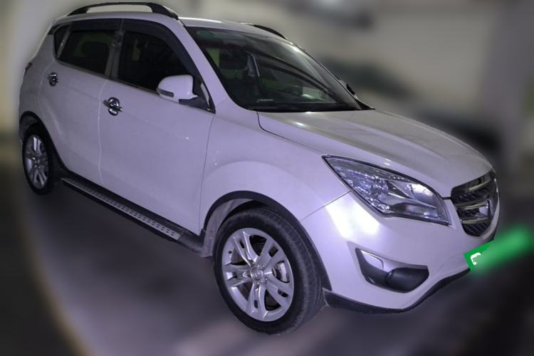 Used CHANGAN CS35 2014 1.6L Automatic Luxury Navigation Model China IV Standard Front Right 45 Deg