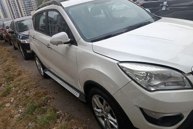 Used CHANGAN CS35 2014 1.6L Automatic Luxury Model China IV Standard Front Right 45 Deg