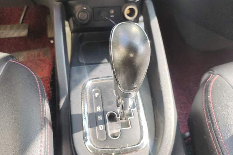 Used CHANGAN CS35 2014 1.6L Automatic Luxury Model China IV Standard Gear Lever