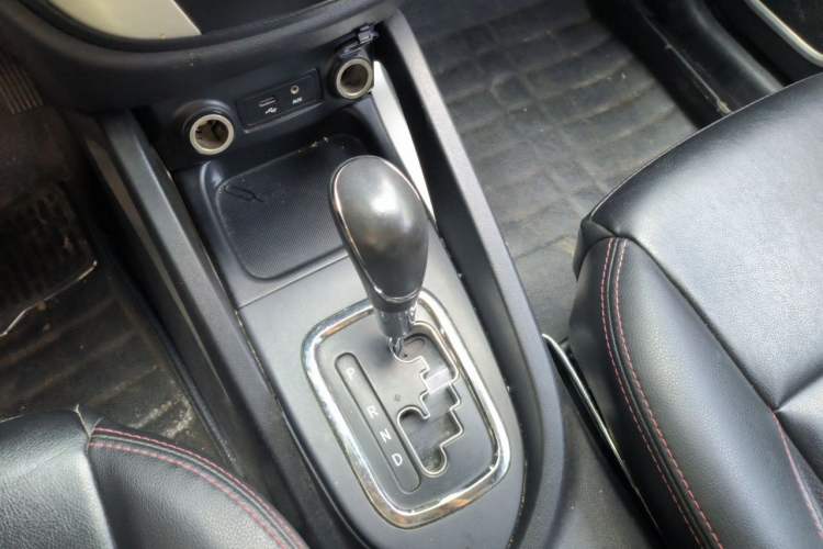 Used CHANGAN CS35 2014 1.6L Automatic Luxury Model China IV Standard Gear Lever