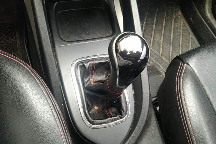 Used CHANGAN CS35 2014 1.6L Manual Luxury Navigation Model China IV Standard Gear Lever
