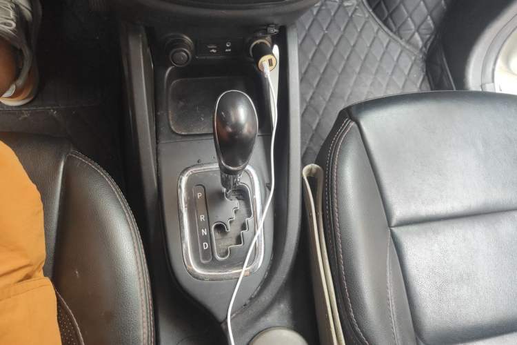 Used CHANGAN CS35 2014 1.6L Automatic Luxury Navigation Model China IV Standard Gear Lever