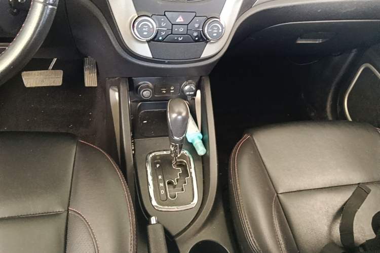 Used CHANGAN CS35 2014 1.6L Automatic Luxury Model China IV Standard Gear Lever