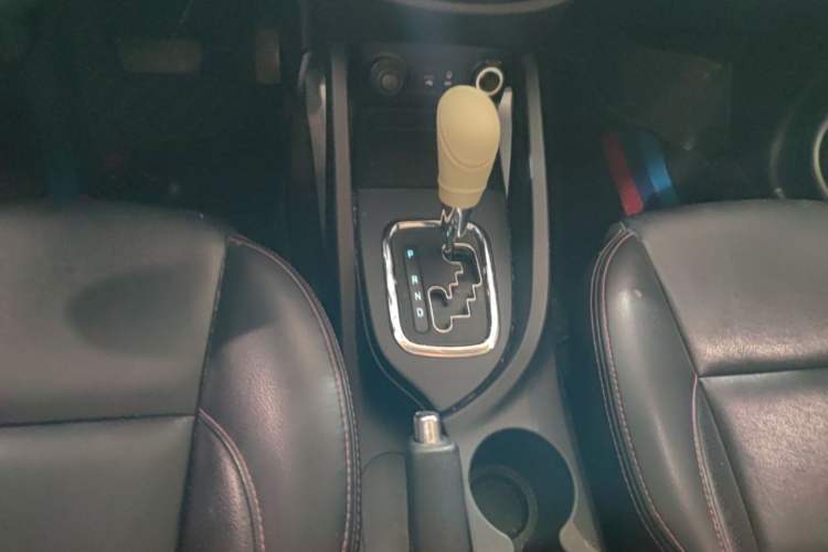 Used CHANGAN CS35 2014 1.6L Automatic Luxury Model China IV Standard Gear Lever