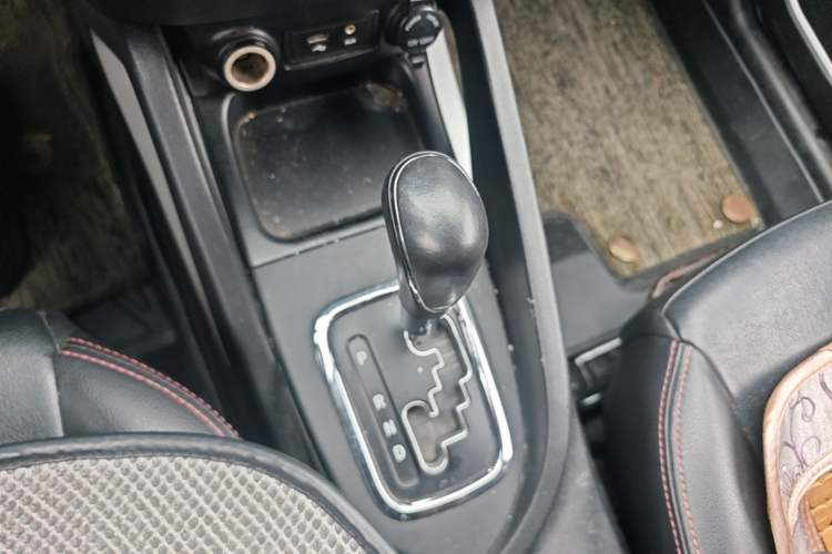 Used CHANGAN CS35 2014 1.6L Automatic Luxury Model China IV Standard Gear Lever