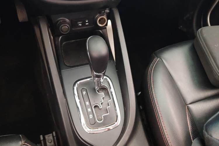 Used CHANGAN CS35 2014 1.6L Automatic Luxury Navigation Version China V Standard Gear Lever