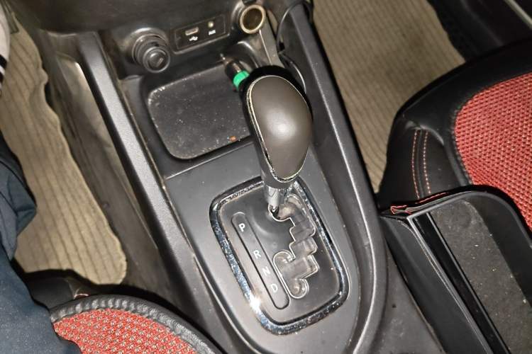 Used CHANGAN CS35 2014 1.6L Automatic Luxury Model China IV Standard Gear Lever