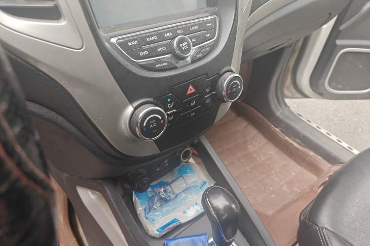 Used CHANGAN CS35 2014 1.6L Automatic Luxury Navigation Model China IV Standard Gear Lever