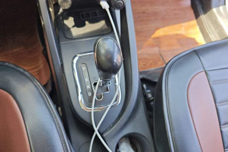 Used CHANGAN CS35 2014 1.6L Automatic Luxury Model China V Standard Gear Lever