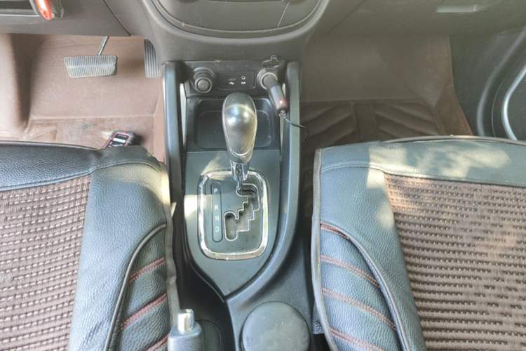 Used CHANGAN CS35 2014 1.6L Automatic Luxury Model China IV Standard Gear Lever