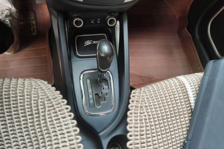 Used CHANGAN CS35 2014 1.6L Automatic Luxury Model China IV Standard Gear Lever