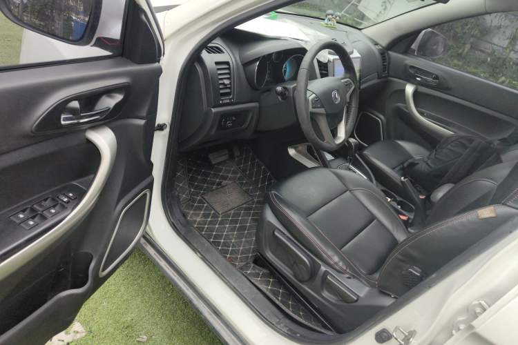 Used CHANGAN CS35 2014 1.6L Automatic Luxury Model China IV Standard Interior 2