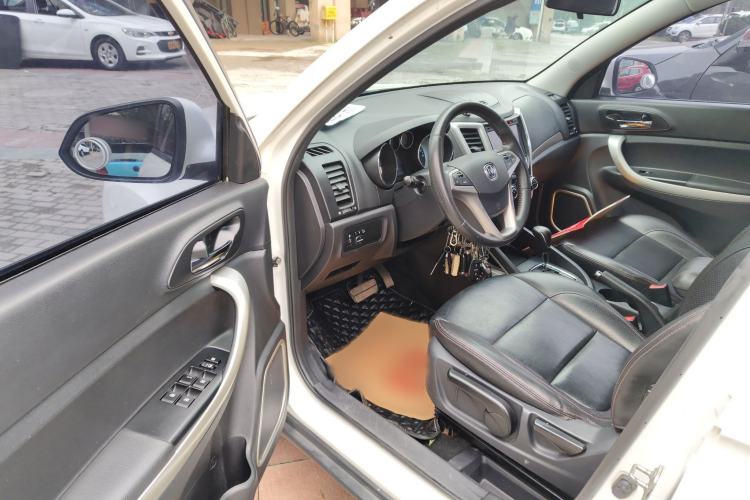 Used CHANGAN CS35 2014 1.6L Automatic Luxury Model China IV Standard Interior 2