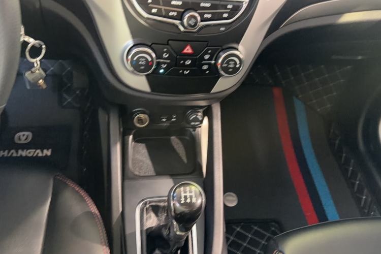 Used CHANGAN CS35 2014 1.6L Manual Luxury Model China IV Standard Interior 4