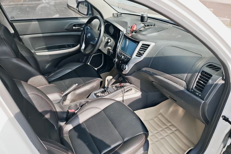 Used CHANGAN CS35 2014 1.6L Automatic Luxury Model China IV Standard Interior 6