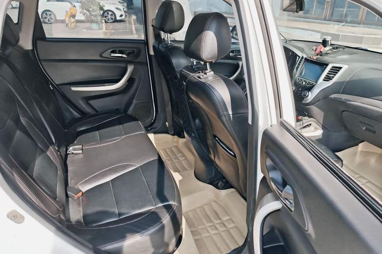 Used CHANGAN CS35 2014 1.6L Automatic Luxury Model China IV Standard Interior 8