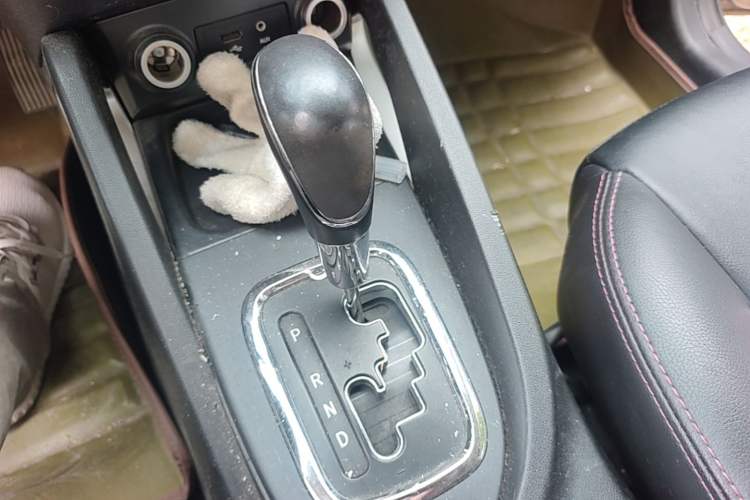 Used CHANGAN CS35 2014 1.6L Automatic Luxury Model China IV Standard Gear Lever