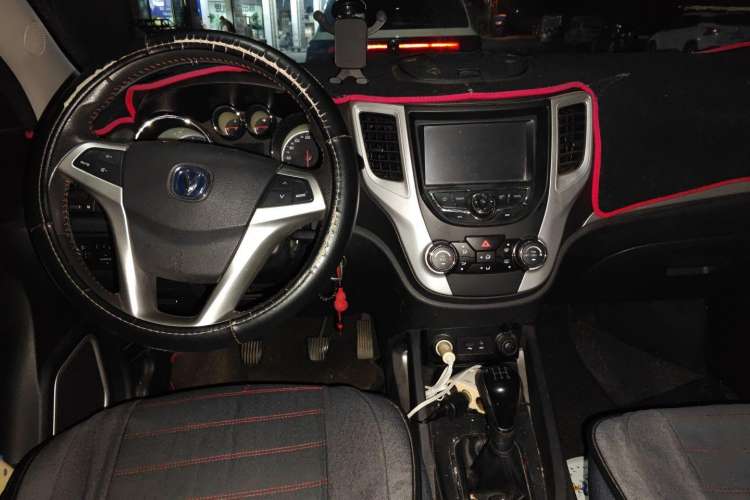 Used CHANGAN CS35 2015 1.6L Manual Luxury Model China IV Standard Center Console
