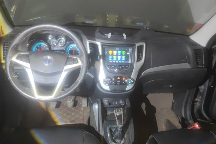 Used CHANGAN CS35 2015 1.6L Manual Luxury Model China IV Standard Center Console