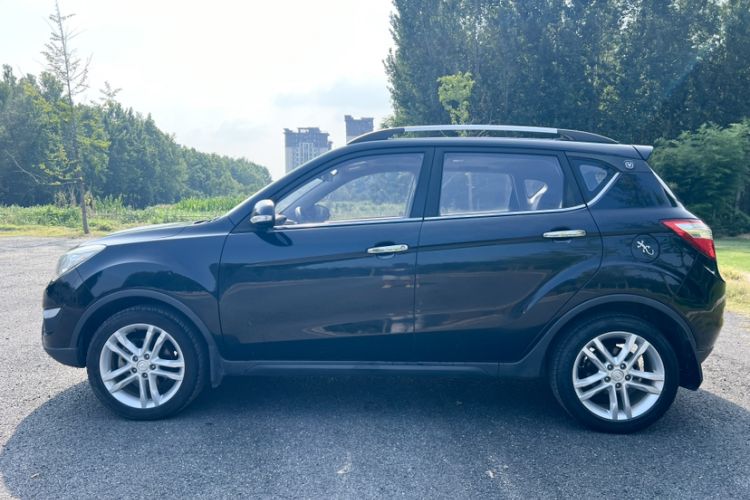 Used CHANGAN CS35 2015 1.6L Automatic Luxury Model China V Standard Exterior 2