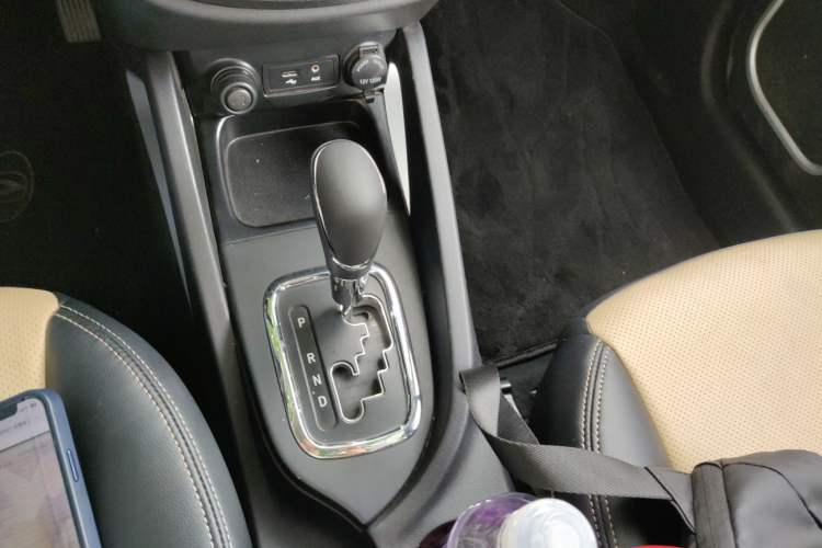 Used CHANGAN CS35 2015 1.6L Automatic Luxury Model China V Standard Gear Lever