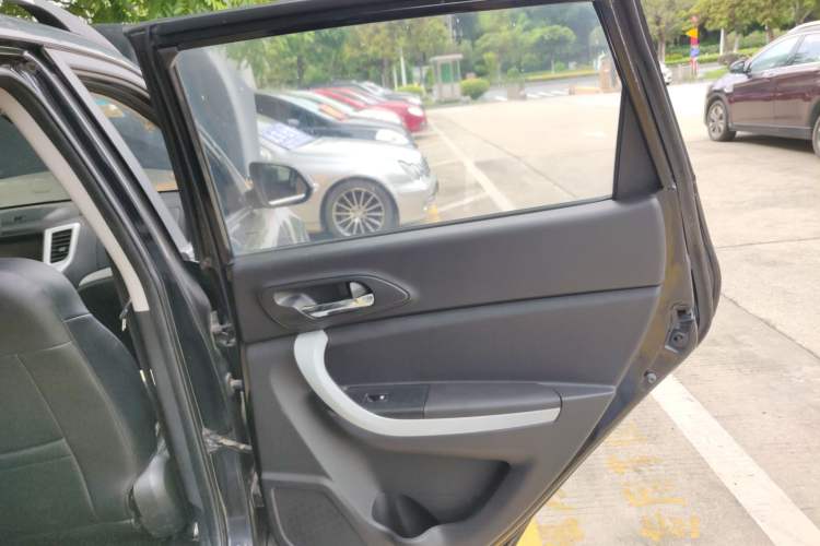 Used CHANGAN CS35 2015 1.6L Automatic Luxury Model China V Standard Interior 3