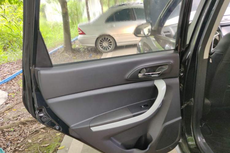 Used CHANGAN CS35 2015 1.6L Automatic Luxury Model China V Standard Interior 5