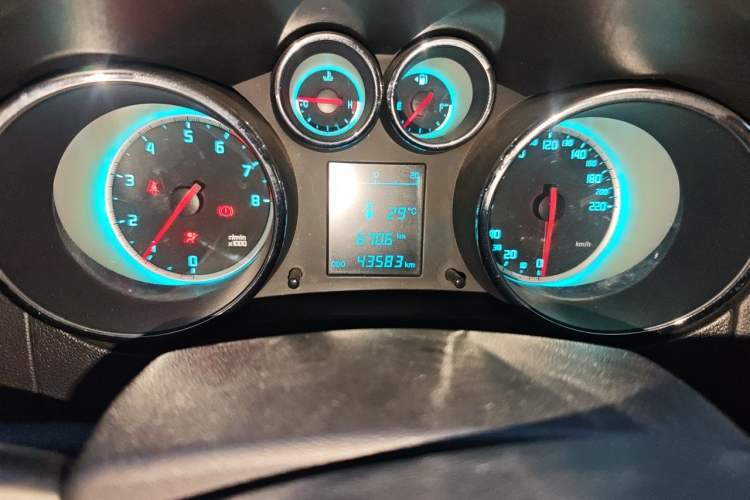 Used CHANGAN CS35 2015 1.6L Manual Luxury Model China IV Standard Odometer Close Up