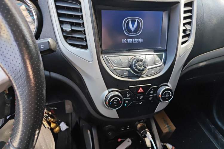 Used CHANGAN CS35 2015 1.6L Manual Luxury Model China IV Standard Audio And AC Panel