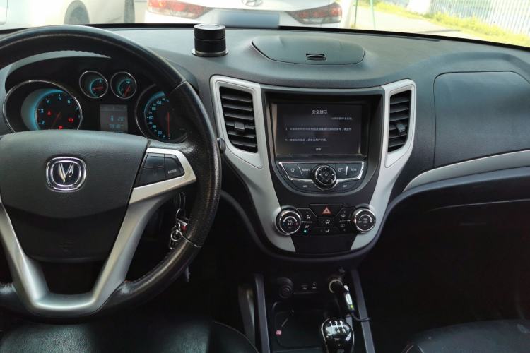 Used CHANGAN CS35 2015 1.6L Manual Luxury Model China IV Standard Center Console