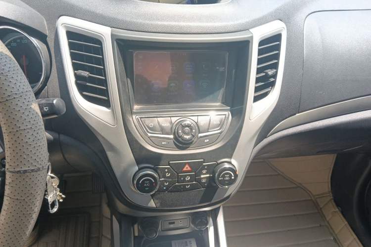 Used CHANGAN CS35 2015 1.6L Manual Luxury Model China IV Standard Audio And AC Panel