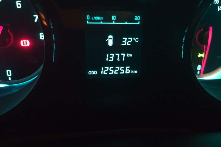 Used CHANGAN CS35 2015 1.6L Manual Luxury Model China V Standard Odometer Close Up