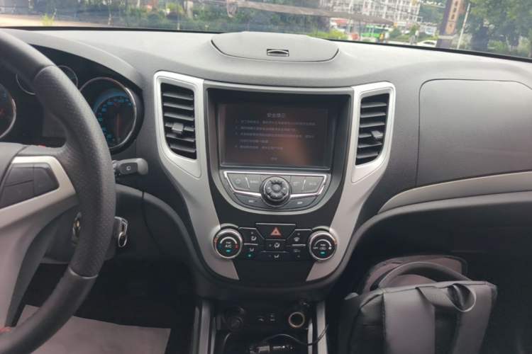 Used CHANGAN CS35 2015 1.6L Manual Luxury Model China IV Standard Audio And AC Panel
