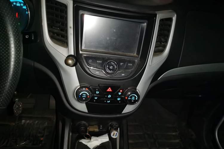 Used CHANGAN CS35 2015 1.6L Automatic Luxury Model China IV Standard Audio And AC Panel