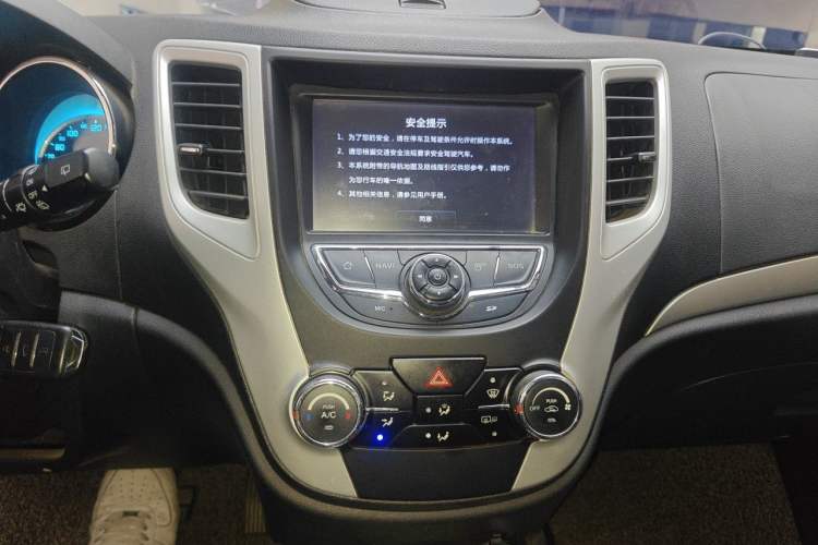 Used CHANGAN CS35 2015 1.6L Automatic Luxury Model China IV Standard Audio And AC Panel
